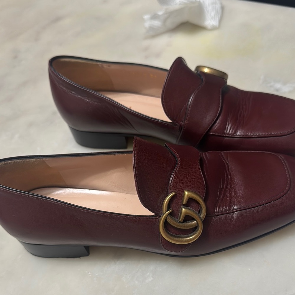 Gucci Brown and Gold Loafers with Elegant Design - Picture 2 of 5